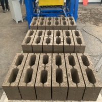 Machine à fabriquer des briques emboîtables alimentée par moteur, machine à fabriquer des blocs creux en béton pour le pavage routier et les projets de construction