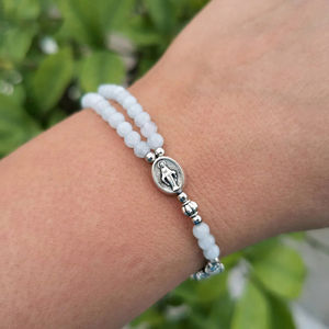 Bracelet de prière avec médaille miraculeuse en perles d'aigue-marine bleu clair de 4 mm faites à la main, bijoux chrétiens avec croix - Product Image 1