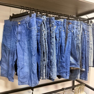 Pantaloncini in denim usati da uomo di Grado A all'ingrosso, pantaloni <span class=keywords><strong>capri</strong></span> in jeans di seconda mano, <span class=keywords><strong>abbigliamento</strong></span> estivo usato da uomo in balle, selezione premium - Product Image 1