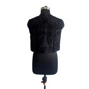 Veste d'extérieur en coton pour femme, noire, à fleurs, brodée en 3D, style bohème, col en V, avec logo au dos, 100% coton, fabriquée au Rajasthan - Product Image 4