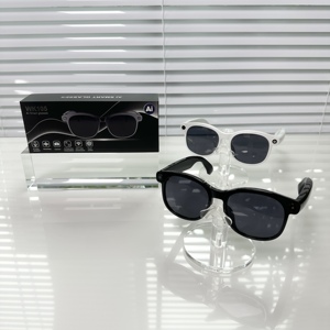 Gafas Inteligentes con Marco de Titanio y Plástico Blanco y Negro con Lentes Oscuras en Exhibidores - Product Image 2