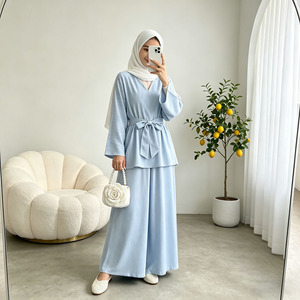 Conjunto modesto estilo kimono azul claro para mujer, top con cintura atada y pantalones de pierna ancha, elegante atuendo musulmán. - Product Image 2