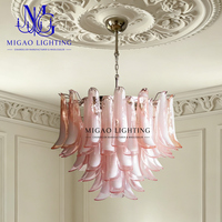 Lustre médiéval français, suspension en verre de Murano fait main à pétales superposés décalés, dégradé rose et blanc, pour salle à manger de villa