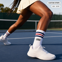 Chaussettes de sport de tennis personnalisées en gros, en coton côtelé, chaussettes athlétiques montantes, rayures bleu marine et rouges, fabrication OEM sous marque privée