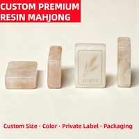 Jeu de Mahjong en Céramique Marbrée Couleur Blush avec Cartes Perle Champagne et Carte Sauvage pour Présentation sur Table