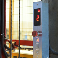 Plateforme élévatrice verticale électrique pour charges lourdes, mini-élévateur de marchandises pour atelier, construction, logistique et stockage.
