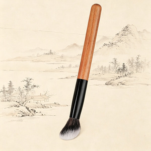 Brocha de maquillaje inclinada para colorete, mango de madera, fibras sintéticas, para aplicación de contorno, iluminador y polvos, origen Cangzhou - Product Image 1