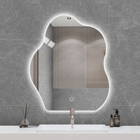 Miroir de salle de bain LED ondulé irrégulier, anti-buée, à intensité variable, tactile intelligent, rétroéclairé, miroir de vanité, vente en gros directe usine Watson Mirror