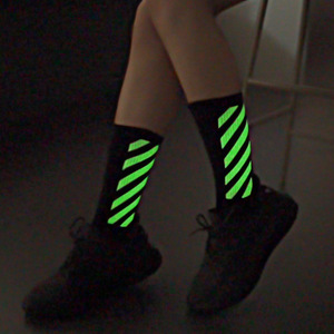 KTS558 شعار مخصص أسود أبيض تنمو في الظلام مضيئة الرياضة الجوارب طاقم الرجال الموضة الهيب هوب الجوارب القطنية العاكسة - Product Image 2