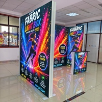 Expositor de pie con caja de luz LED para publicidad comercial de marca, stand de tela retroiluminado personalizado para entrevistas y fondos
