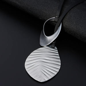 Collar de cuero de diseño moderno para mujer y niña, colgante geométrico grande ajustable, cadena de cuerda negra, joyería - Product Image 5