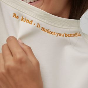 Sudadera con capucha bordada motivacional y camiseta con diseño de cita positiva texto personalizado y opciones de color estilo streetwear de algodón suave - Product Image 1