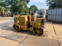 Compacteur à double tambour vibrant Caterpillar CB24 d'occasion, moteur diesel 33 CV, avec roulement et pompe à moteur, modèle 2005-2015