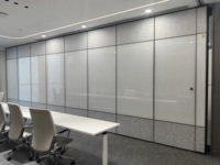 Cloison magnétique coulissante suspendue pliable moderne |   Surface Peinte et Inscriptible |   Haute absorption acoustique pour salles de conférence et gymnases