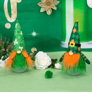 Muñeco Decorativo de Duende a Cuadros Verde y Naranja, Amuleto de la Suerte Irlandesa para el Día de San Patricio - Product Image 1