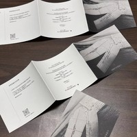 Brochure pliée imprimée en offset et sur écran, en papier couché premium A5 personnalisé, finition de surface CMYK, colorée et élégante