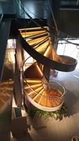 Escalier de villa moderne de luxe avec éclairage LED intérieur, poutre en acier, garde-corps en verre et câble métallique, marches en bois massif