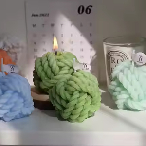 Vela perfumada de cera de soja con nudo de bola redonda con forma de lana artesanal hecha a mano - Product Image 3