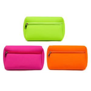 Sac de voyage en néoprène personnalisé avec logo élégant, sac à cosmétiques, design triangulaire, imperméable, durable, trousse de toilette, pochette à cosmétiques - Product Image 4