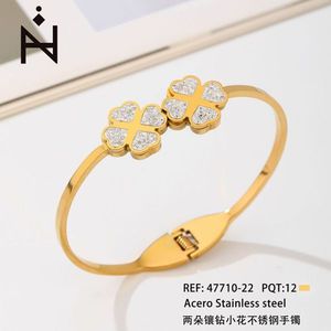 Bracciale in Acciaio Inossidabile con Due Fiori di Diamanti, Gioiello da Donna, Accessorio di Moda - Product Image 3