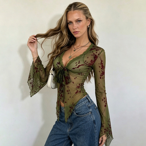 Blusa Transparente con Cuello en V, Manga Larga, Adorno de Encaje Floral Verde y Nudo Frontal para un Estilo Diario de Verano - Product Image 5