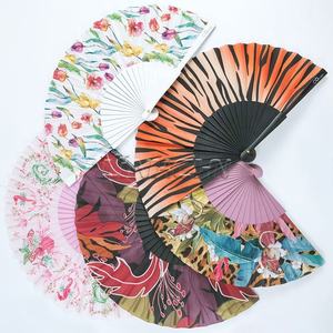 Ventilateur à main pliant en bambou en bois Logo personnalisé pour ventilateur de mariage Rave Party Folk Art espagnol ventilateurs à main - Product Image 1