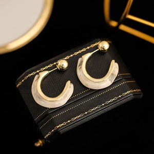 Boucles d'oreilles clous en résine style rétro français, plaqué or, avec diamant taille princesse, tendance, haut de gamme, cadeaux - Product Image 5