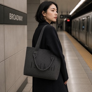 Bolso tote de punto con asas largas y cortas para compras navideñas, paseos informales y atuendos relajados en la gama de productos para mujer. - Product Image 2