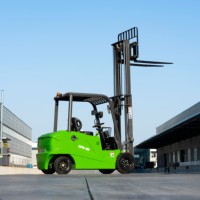 Chariot élévateur électrique 2T vert à mât bi-étages avec protection supérieure, équipement compact pour entrepôt et logistique portuaire