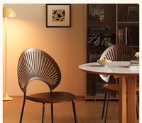 Chaise de salle à manger en bois brun noyer massif de style nordique avec dossier empilable au design moderne pour les villas à domicile et les hôtels