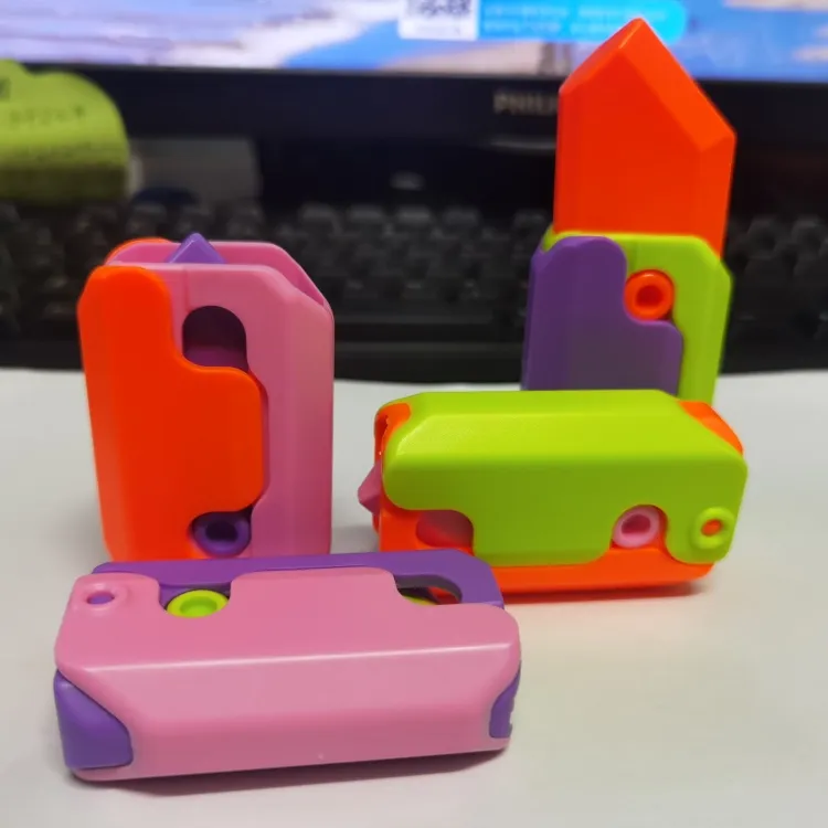 Popular 3D Gravedad Zanahoria Cuchillo Descompresión Tarjeta de empuje Juguete pequeño Zanahoria Cuchillo Juguetes que cambian de forma Fidget Juguete sensorial para niños