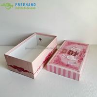 Boîte cadeau rigide épaisse et durable en rose et blanc avec couvercle et trou de ventilation pour chaussures et livres, impression personnalisée, laminage brillant