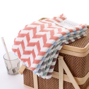 Serviette de cuisine carrée promotionnelle en polaire corail haute densité, imprimée sur mesure, séchage rapide, en microfibre tissée absorbante pour le nettoyage des mains - Product Image 4