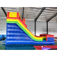 Château Gonflable Aquatique Extérieur Rouge et Bleu pour Enfants avec Double Toboggan et Souffleur