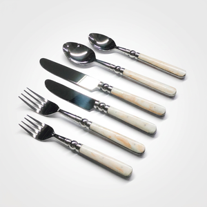 Ensemble de couverts Off White Distress en acier inoxydable avec manche en résine, service de 6 pièces, finition argent brillant, vaisselle de luxe - Product Image 4