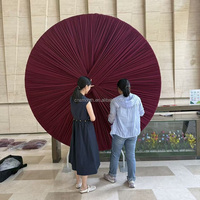 Backdrop Kain Lipit Bundar Burgundy Halus untuk Pernikahan, Panel Lingkaran Lipit Merah untuk Dekorasi Panggung Acara Pesta