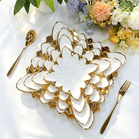 Bol en céramique de luxe à bord festonné en forme de pétales de fleurs avec bordure dorée en porcelaine blanche pour la décoration de table de mariage, d'hôtel et de restaurant