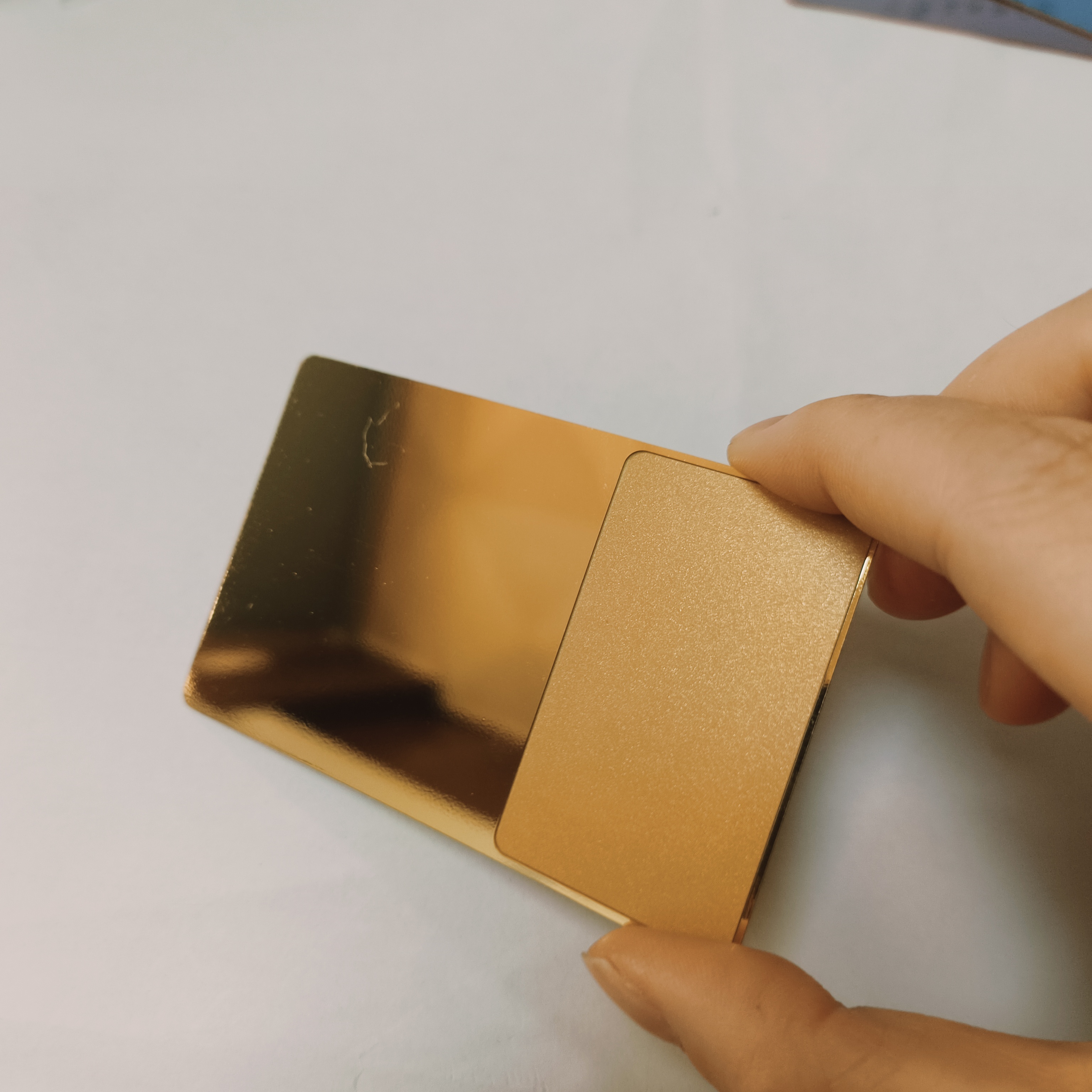 Espejo dorado con rectángulo