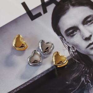 ต่างหูแบบติดหูรูปหัวใจขัดเงาสองด้าน ดีไซน์เรียบหรู ทำจากสแตนเลสชุบทอง 18k สำหรับสาวๆ - Product Image 1