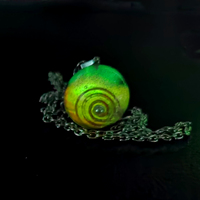 Collier avec pendentif en forme de boule de résine, bijoux fait à la main, ornement créatif, planètes de la lune, accessoire lumineux, galaxie