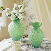 Vase en verre artisanal et peint à la main, style minimaliste américain, couleur crème, bord festonné fraise, design moderne du milieu du siècle, ornement de bureau pour