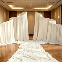 Arche de toile de fond ondulée en métal blanc, cadre moderne élégant et professionnel, livraison rapide, support pour photomaton, décoration de scène de mariage