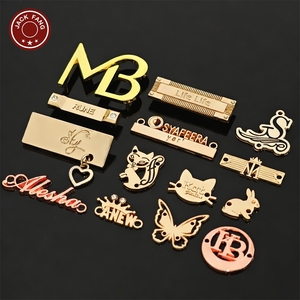 Étiquettes personnalisées en métal 3D avec logo en relief JACK FANG pour vêtements, avec bord découpé au laser et finition plaquée. - Product Image 2