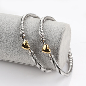 Bracelet manchette en fil torsadé en acier inoxydable plaqué or 18 carats |   Bracelet ouvert réglable avec breloque en forme de cœur pour femme - Product Image 5
