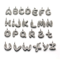 Vente en gros d'usine, pendentif de mode DIY, laiton plaqué argent, 26 lettres initiales, charme, pendentif de collier alphabet