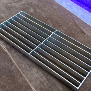 Fabricant certifié CE ISO depuis 30 ans, tailles personnalisées, <span class=keywords><strong>acier</strong></span> <span class=keywords><strong>galvanisé</strong></span> à chaud, grille de passerelle, drainage des eaux, anti-corrosion - Product Image 2