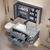Meuble de salle de bain gris moderne avec miroir intelligent, en bois massif multicouche, pierre frittée et verre cannelé, unité de rangement pour appartement et villa