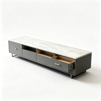 Meuble TV sur mesure avec plateau en marbre gris anthracite, tiroirs, poignées dorées, pieds en métal