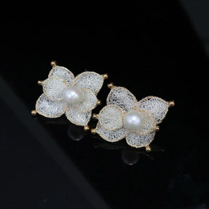 Vente en gros de clous d'oreilles artisanaux en dentelle à cinq pétales avec perles, en maille italienne, en or 14 carats et perles d'eau douce naturelles importées - Product Image 2