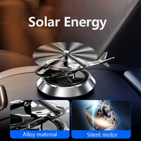 Vente chaude d'accessoires d'avion à énergie solaire parfum de voiture rotatif de haute qualité